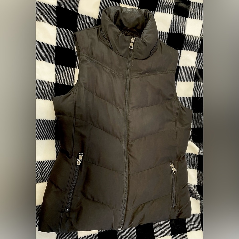Banana Republic Women’s Black puffer winter vest. Sleeveless Coat Jacket